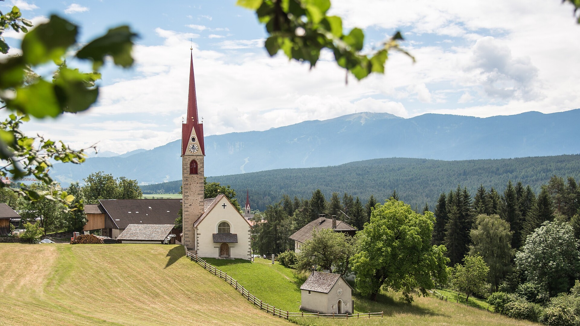 Sentiero delle Quattro Chiese - variante chiesa San Martino a Corti - Regione dolomitica Plan de Corones - #5 - suedtirol.info