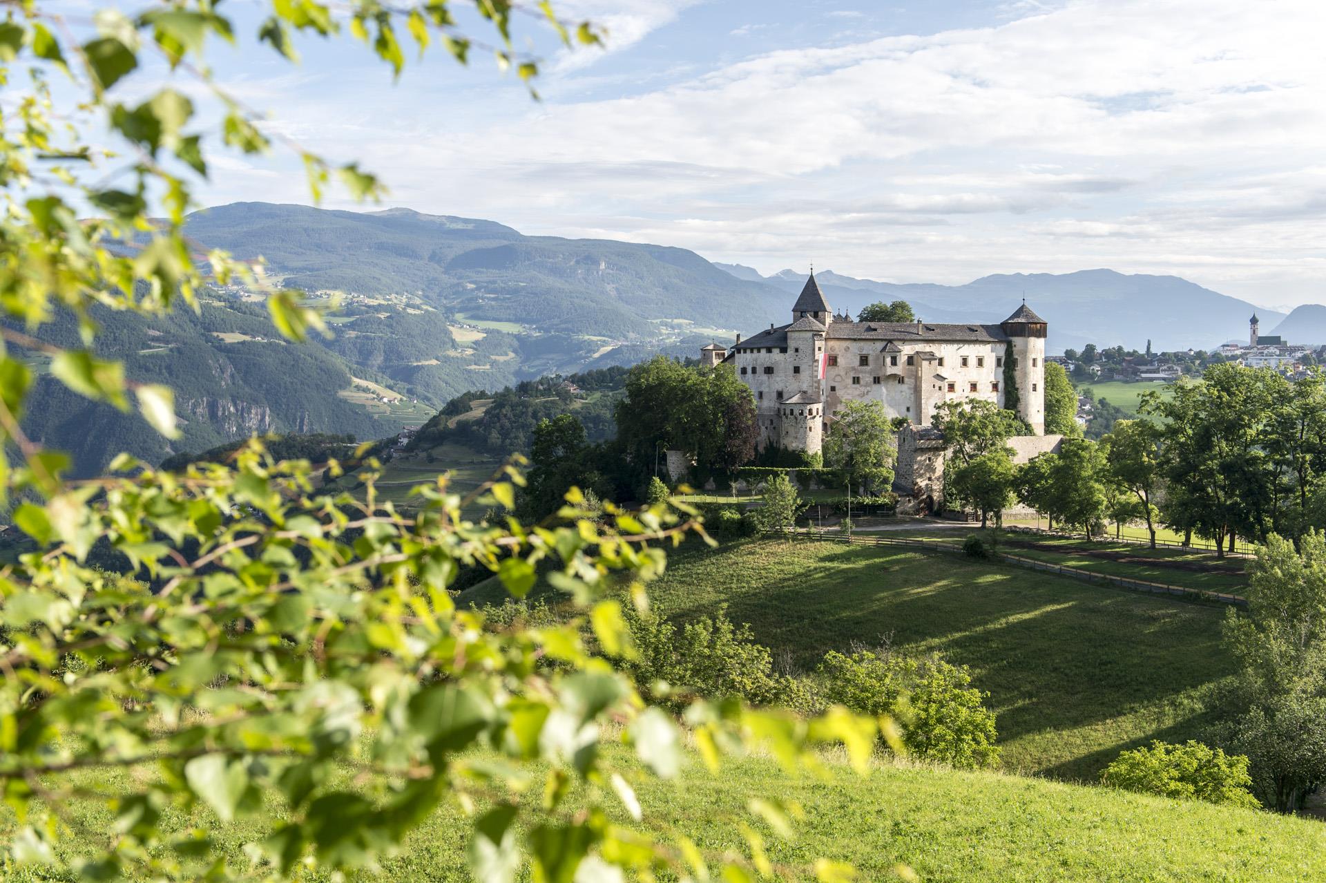 Von Völs zum Schloss Prösels Völs am Schlern 1 suedtirol.info