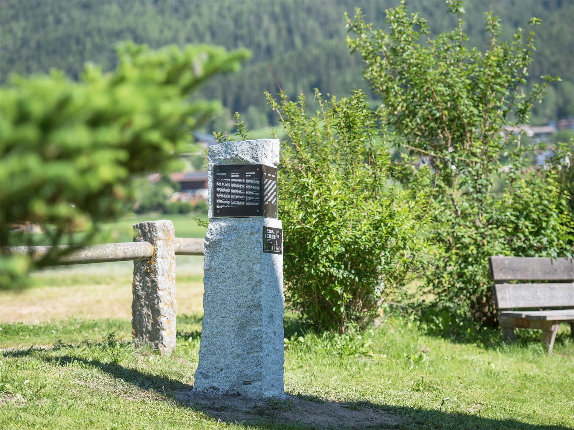Vier-Kirchen-Weg - Variante Hofern Bushaltestelle Pfalzen 1 suedtirol.info