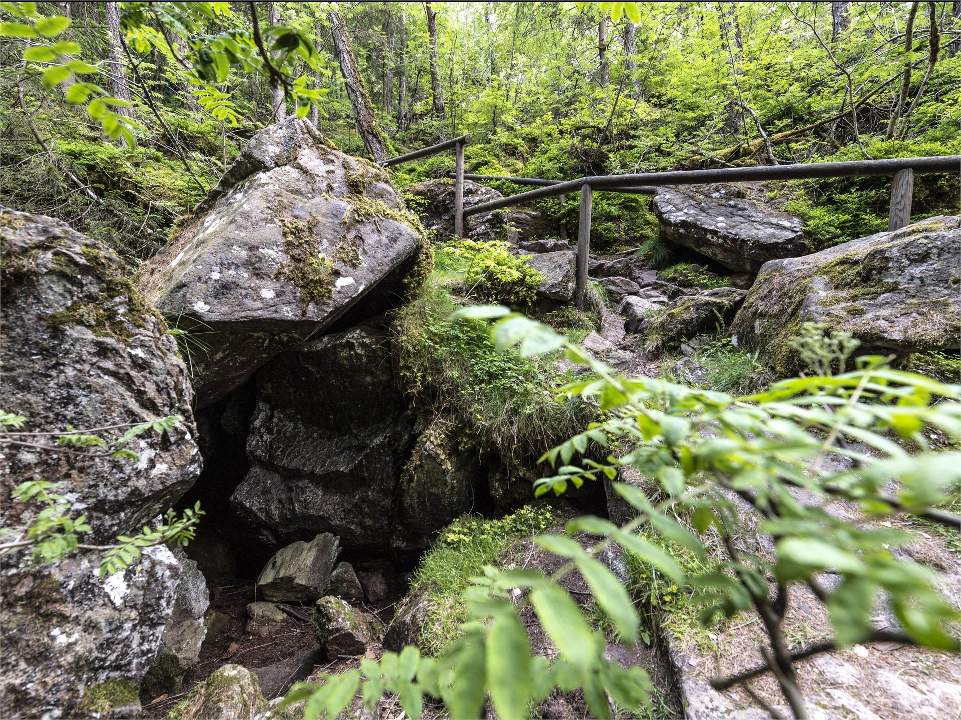Hiking tour along the ice caves Kaltern an der Weinstraße/Caldaro sulla Strada del Vino 9 suedtirol.info