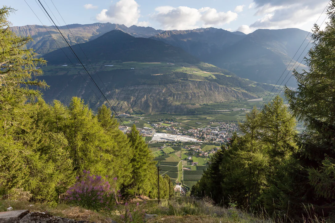 Hike Along the Lasa Marble Trail – Schrägbahnsteig Trail