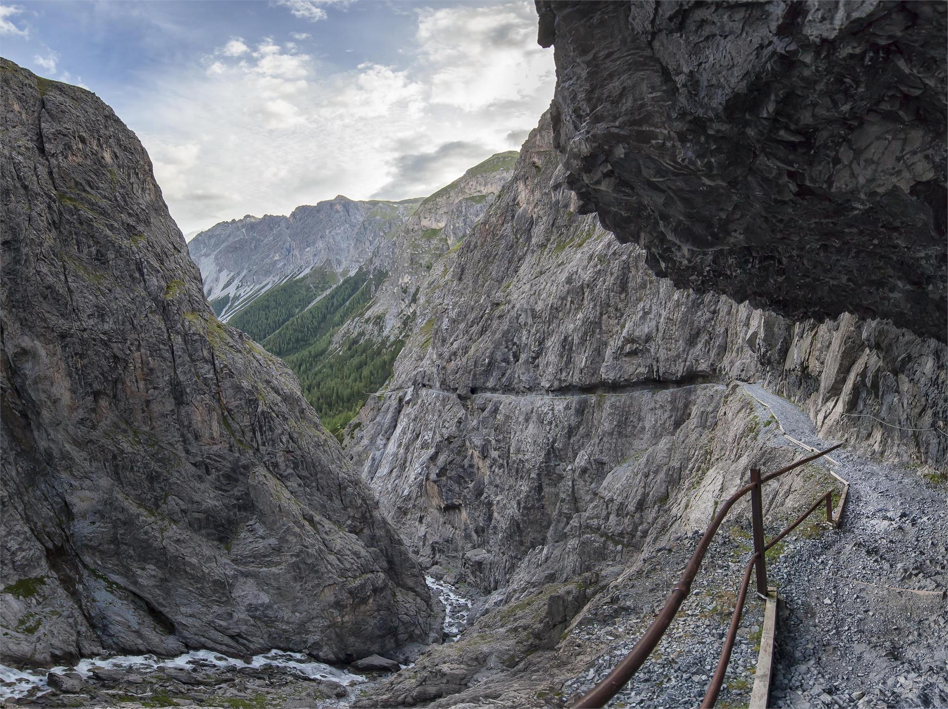 Escursione lungo la gola d’Uina - Sulle tracce del contrabbando Malles 4 suedtirol.info