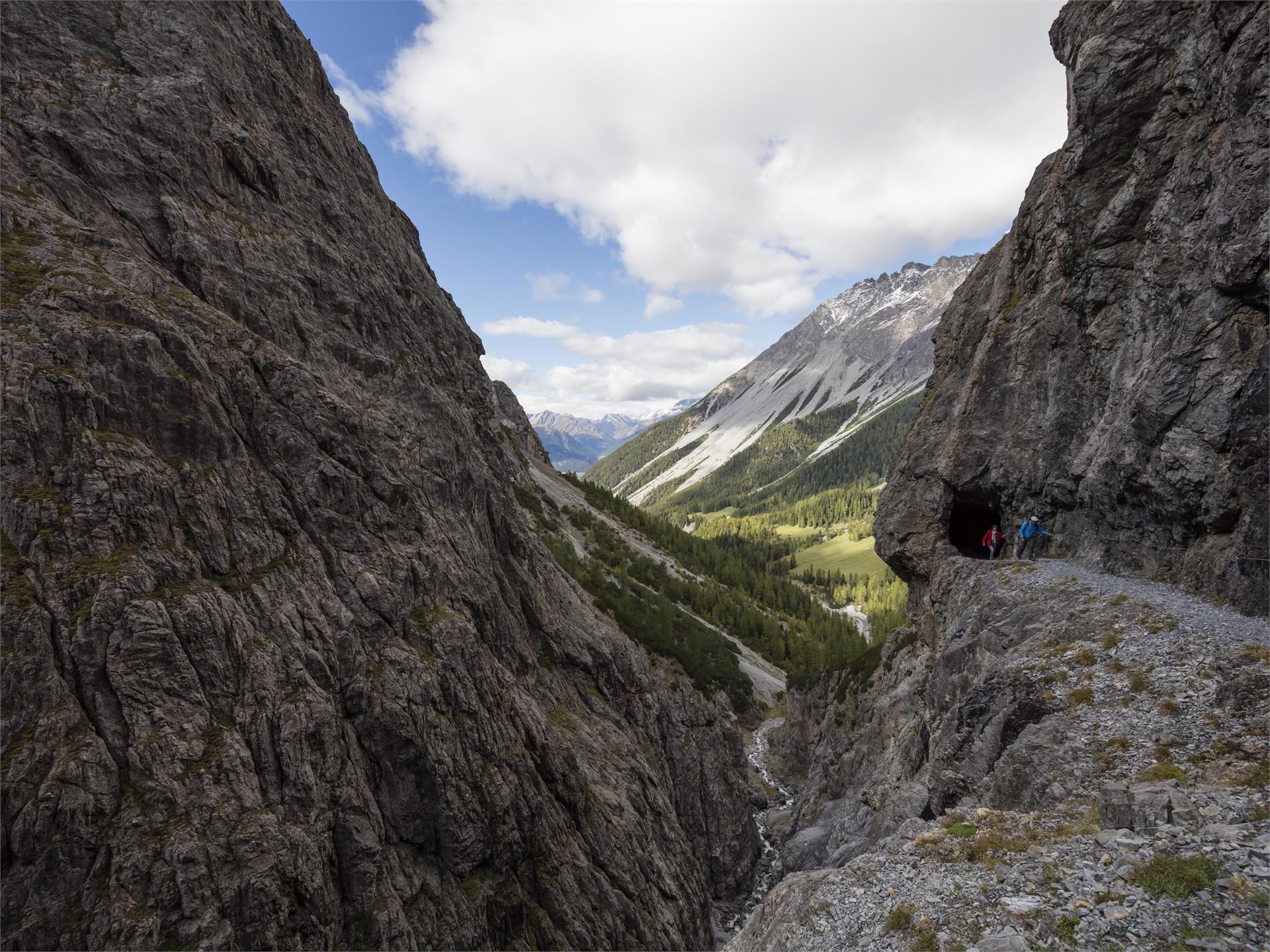 Escursione lungo la gola d’Uina - Sulle tracce del contrabbando Malles 2 suedtirol.info