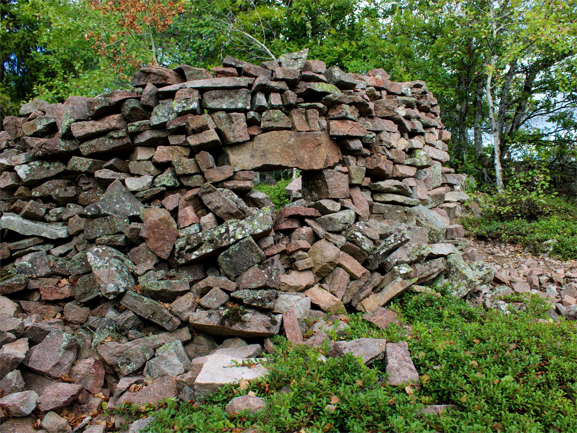 Excursion to the Stone Age settlement of Enzbirch Deutschnofen/Nova Ponente 3 suedtirol.info