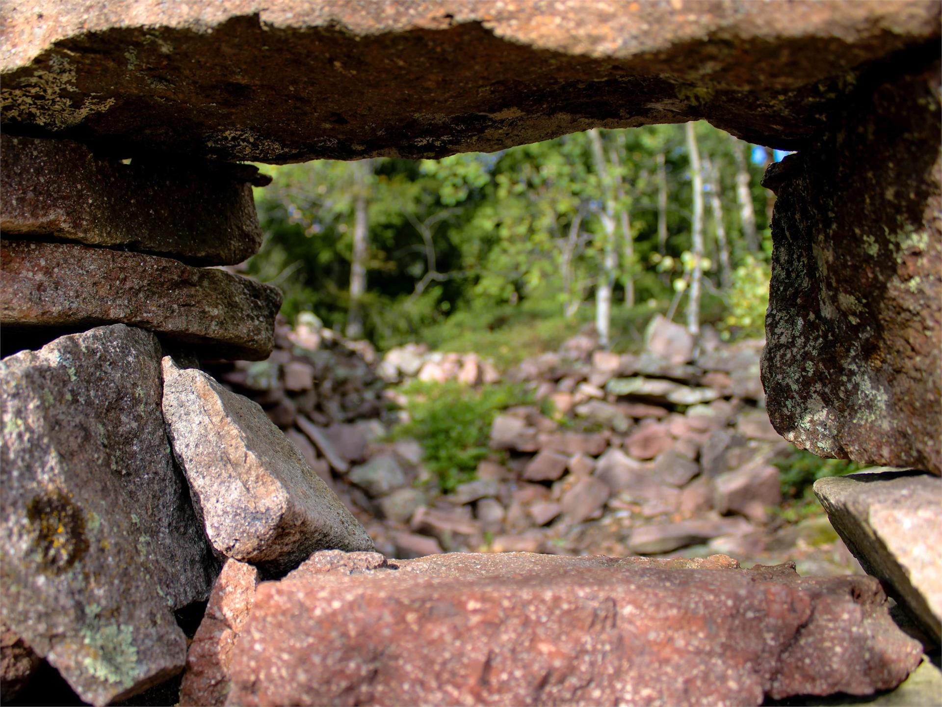 Excursion to the Stone Age settlement of Enzbirch Deutschnofen/Nova Ponente 4 suedtirol.info