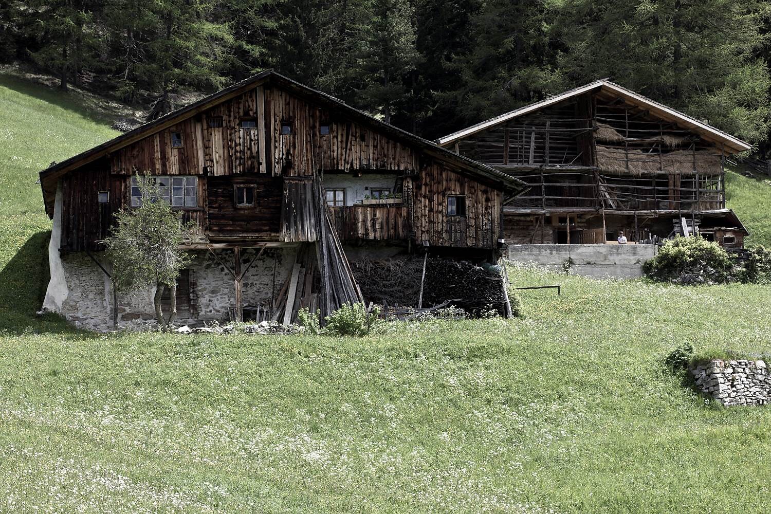 in 10 minutes from the church you see the Peza Hof, a farm of the 13th century