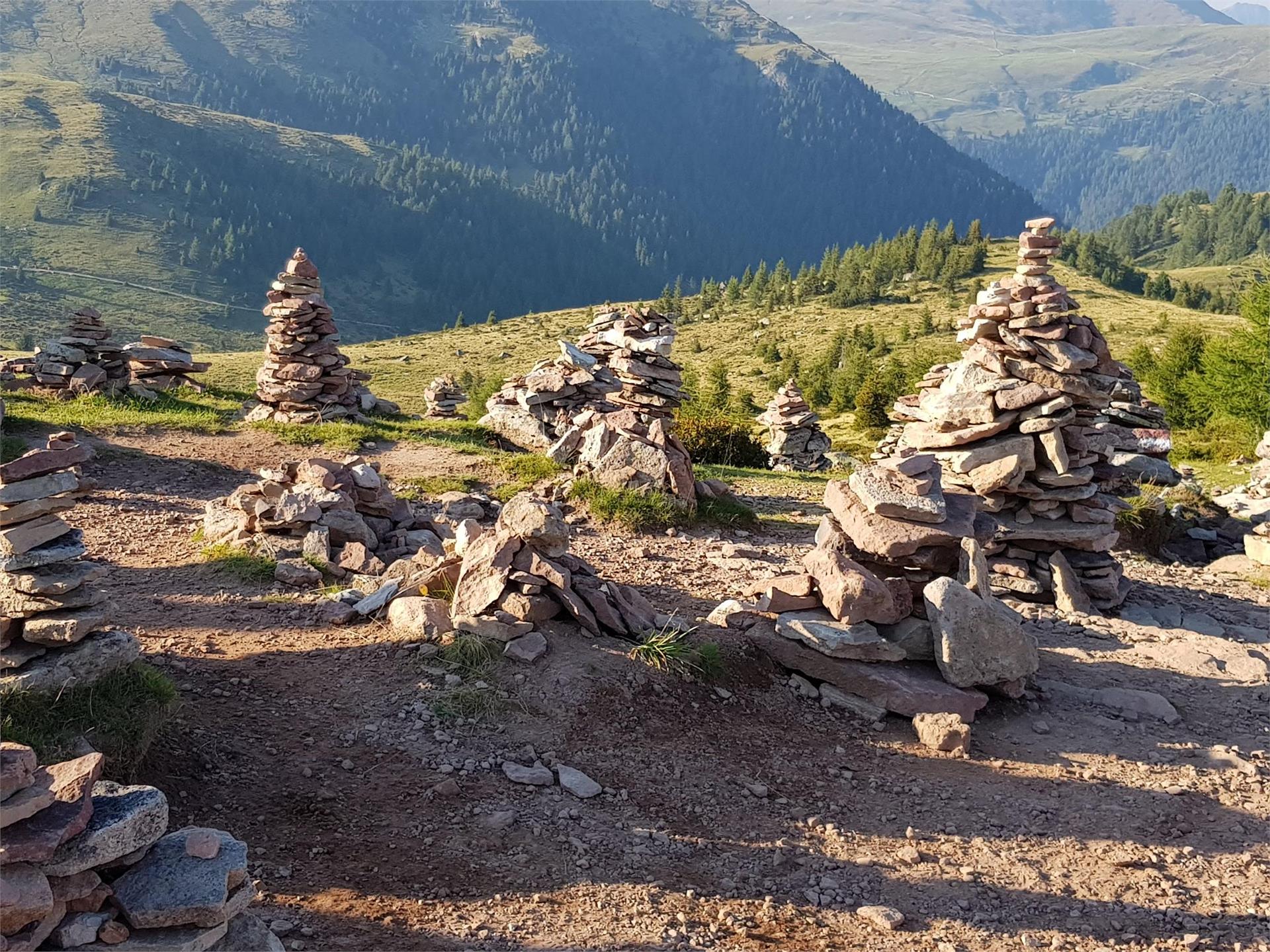 Hike to the "Stoanernen Mandlen" Mölten/Meltina 1 suedtirol.info