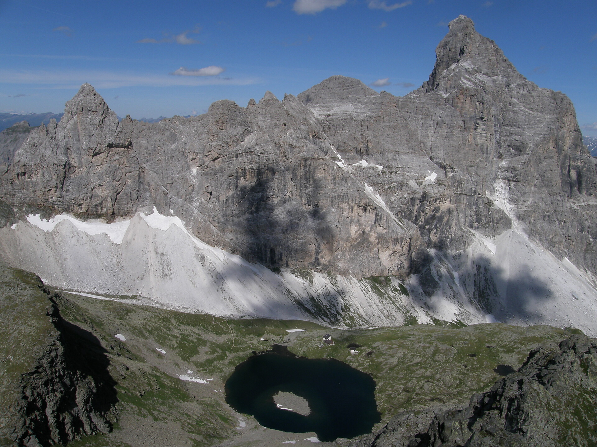 Mountain hut Tribulaunhütte with Lake Sandessee