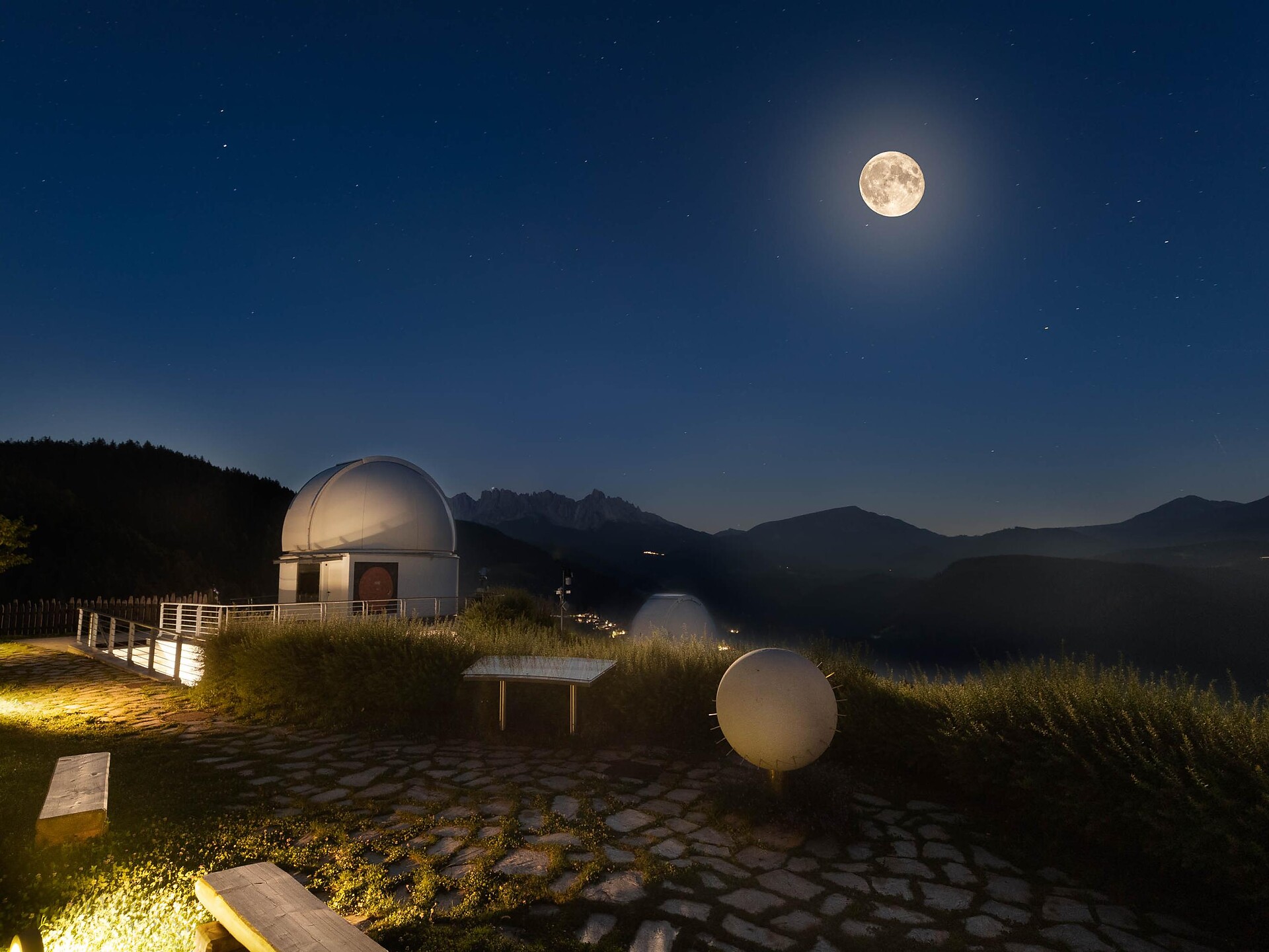 Vollmond über Sternwarte