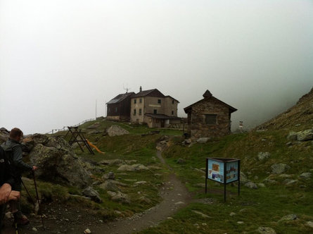 Escursione in montagna al Rifugio Pio XI. lungo il sentiero didattico sul ghiacciaio Palla Bianca Curon Venosta 5 suedtirol.info