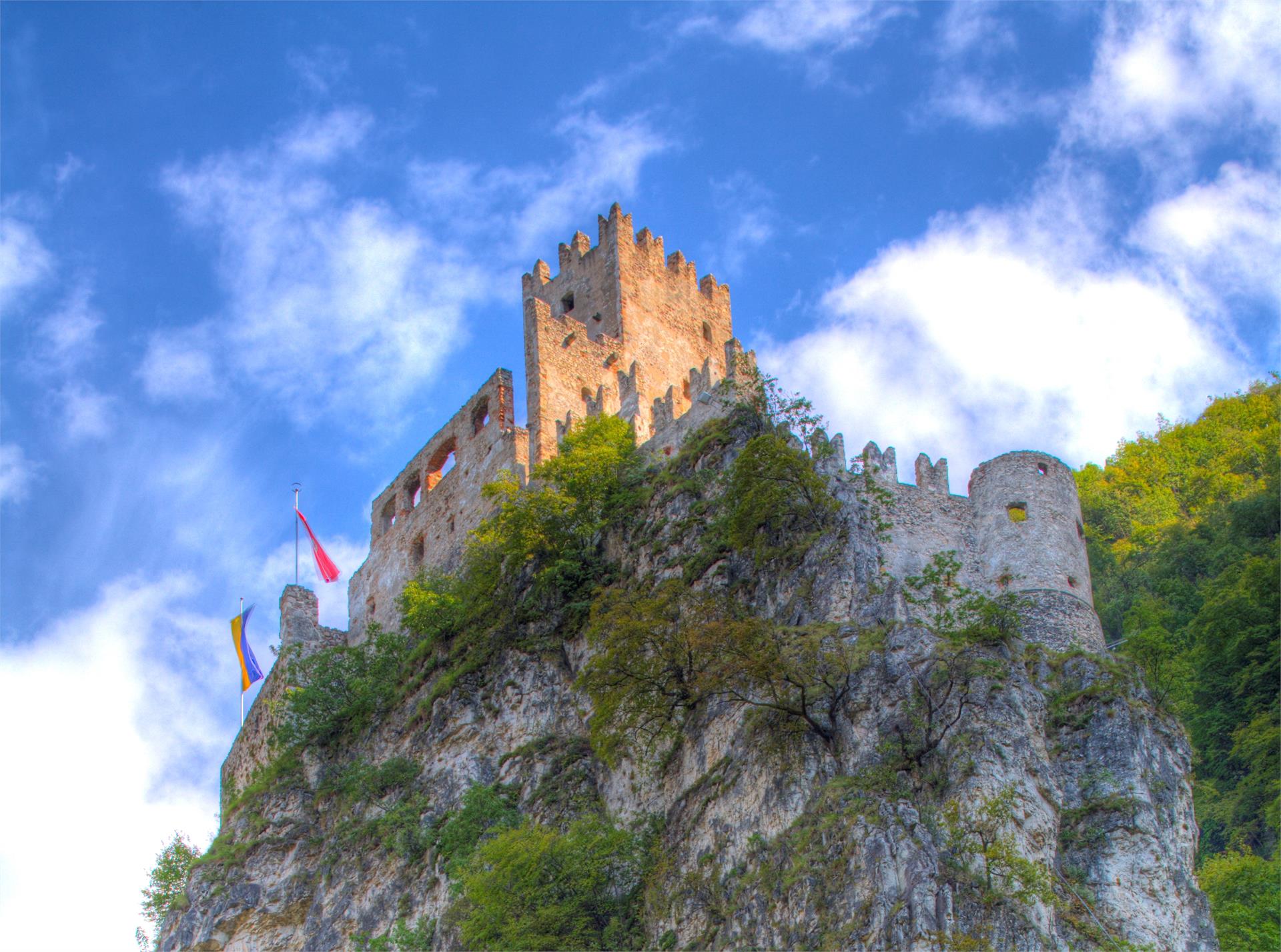 Zur mystischen Haderburg in Salurn Auer 3 suedtirol.info