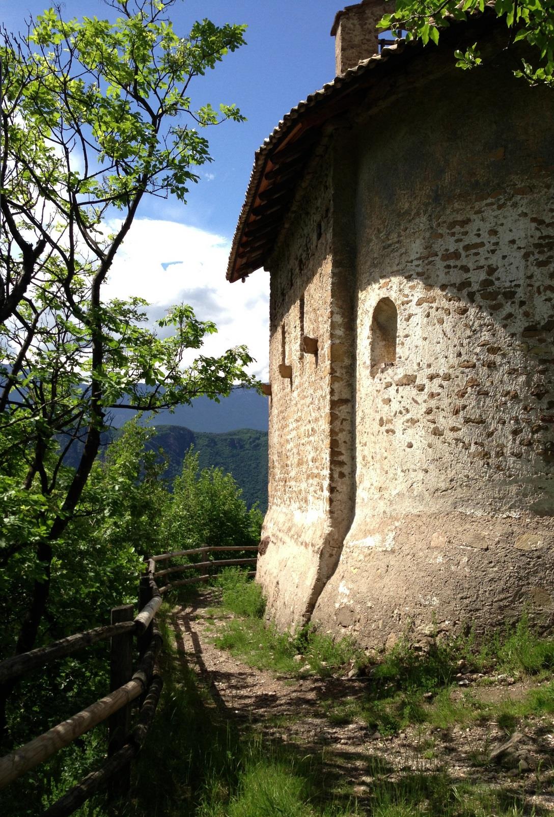 Alla chiesetta di Peterköfele Laives 3 suedtirol.info