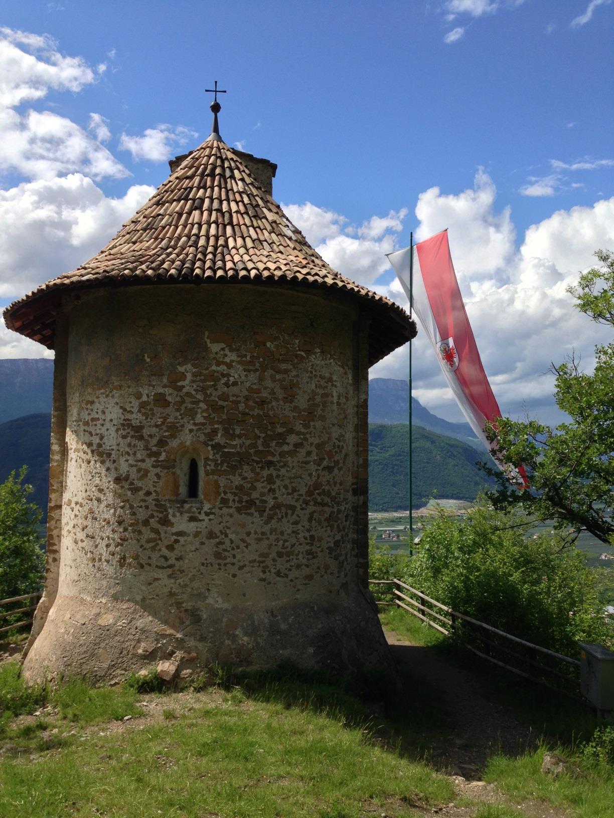 Alla chiesetta di Peterköfele Laives 2 suedtirol.info