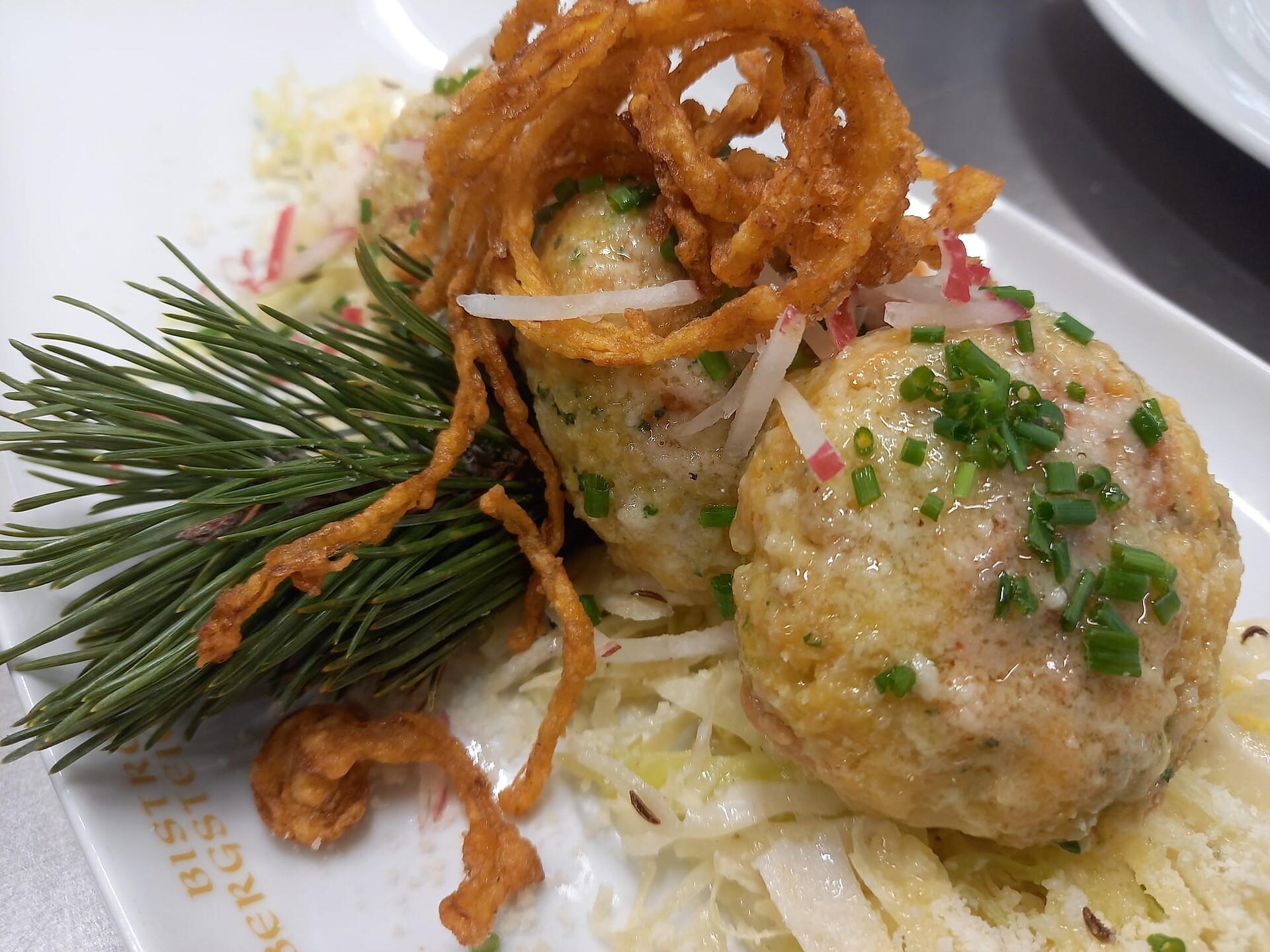 Ahrntaler Käsepreßknödel auf Krautsalat
