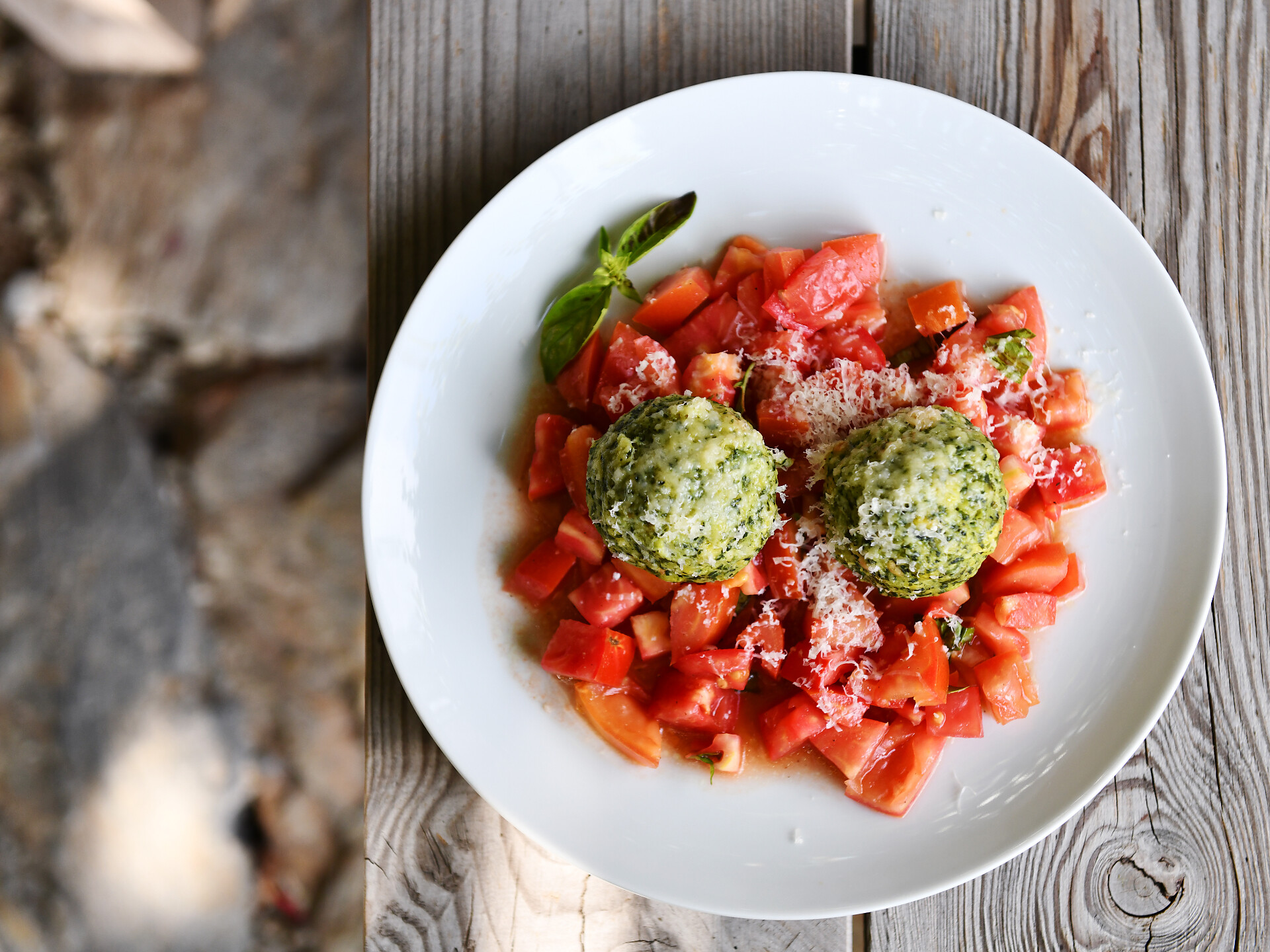 Spinatknödel mit Tomatensalat