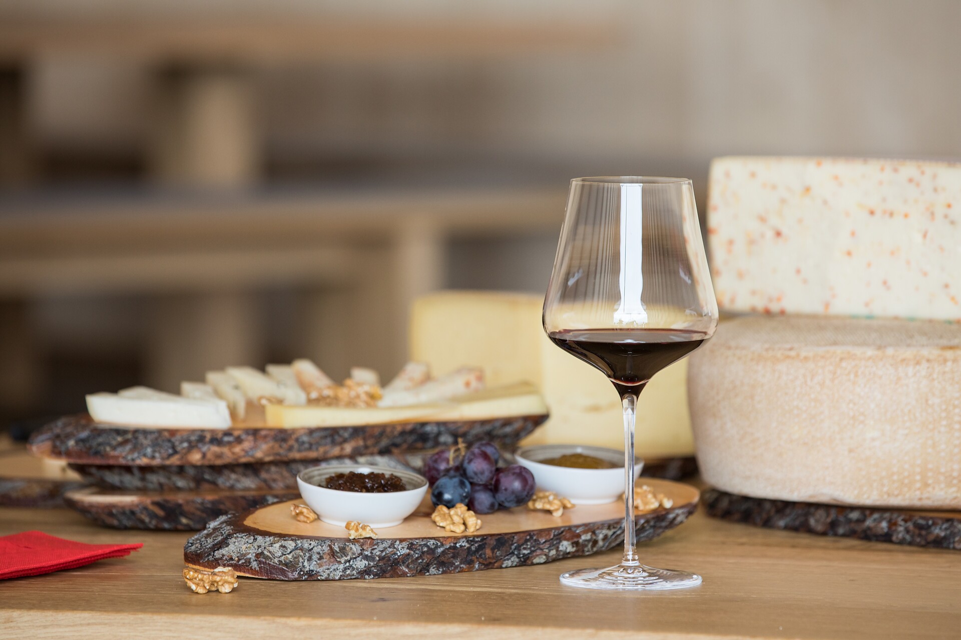 Formaggio, vino e design