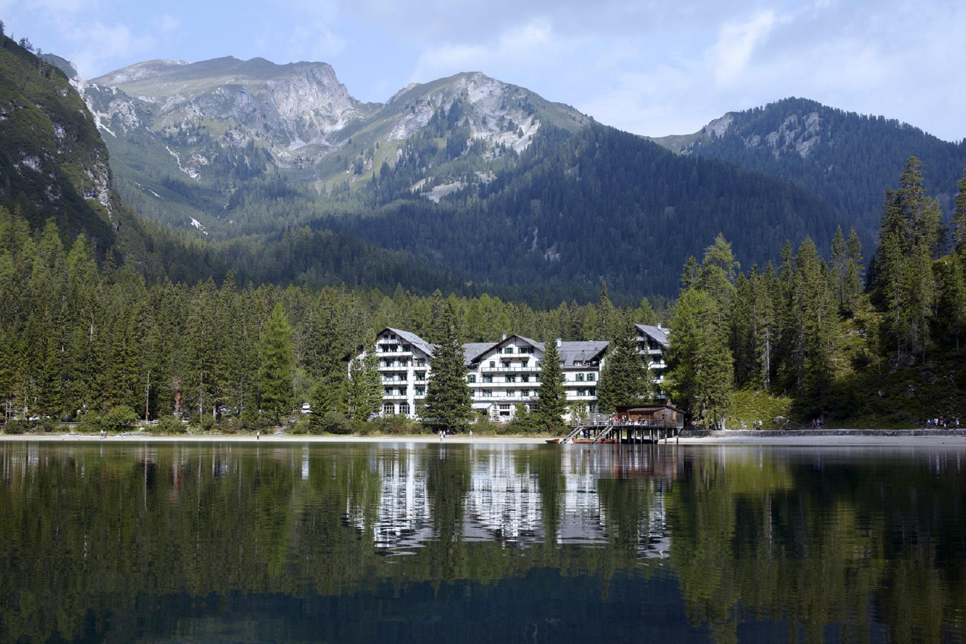 Chalet / Grill / Bar Pragser Wildsee Lake Prags/Braies 1 suedtirol.info
