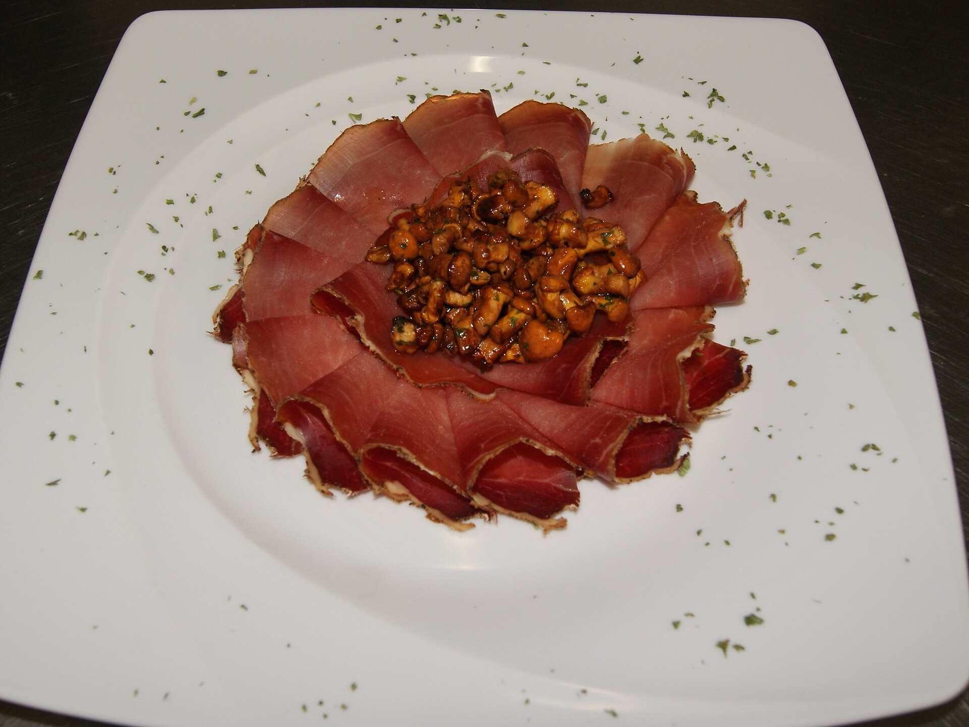 Carpaccio di speck con finferli marinati