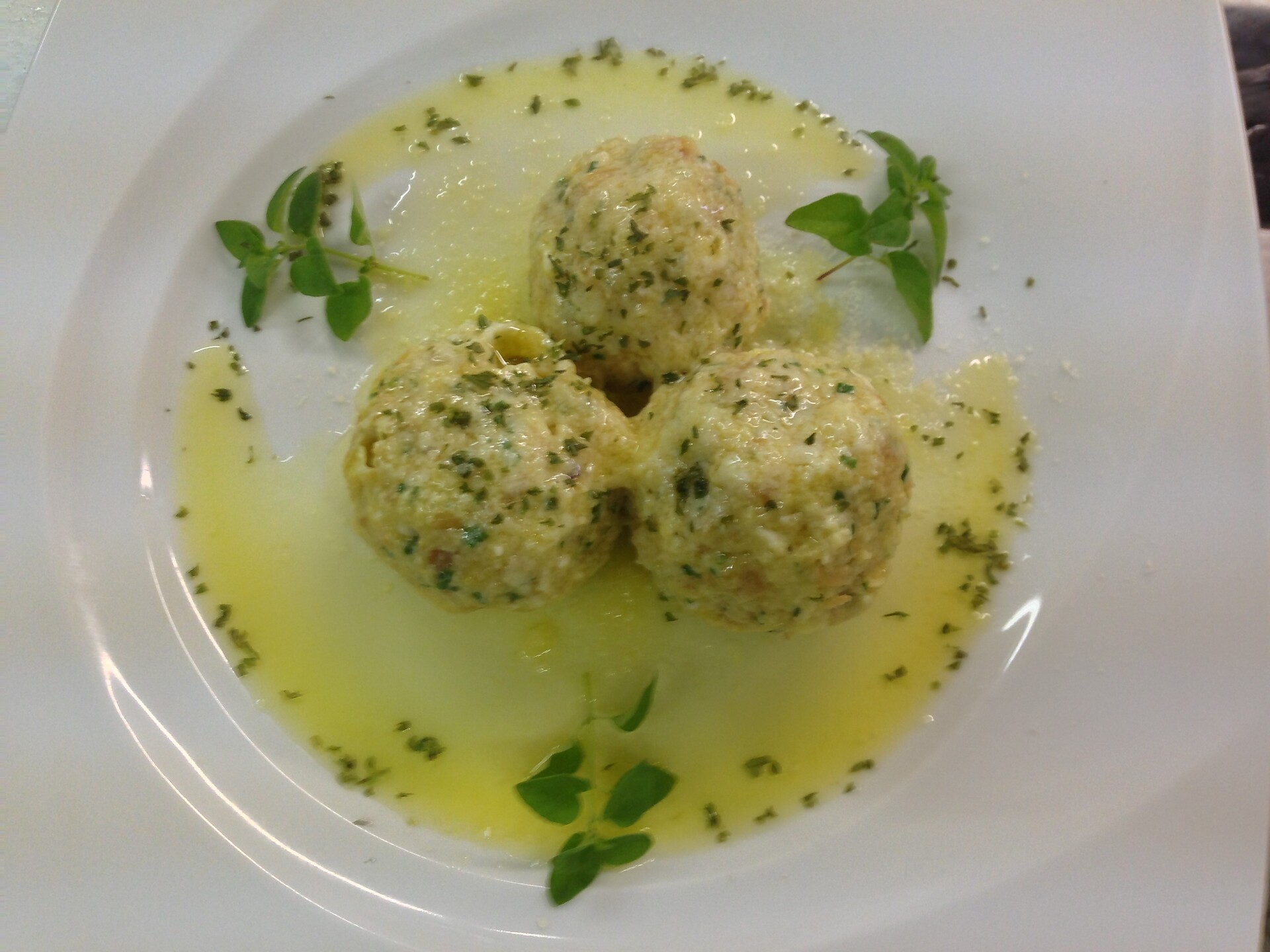 Canederli di formaggio con burro fuso