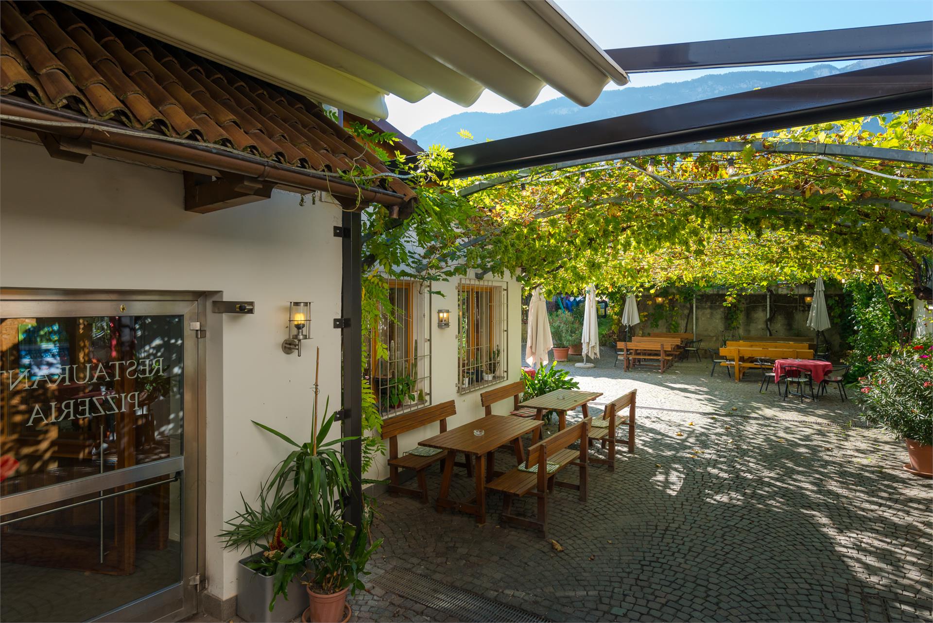 Gasthof-Pizzeria Zum Guten Tropfen Eppan an der Weinstraße 10 suedtirol.info