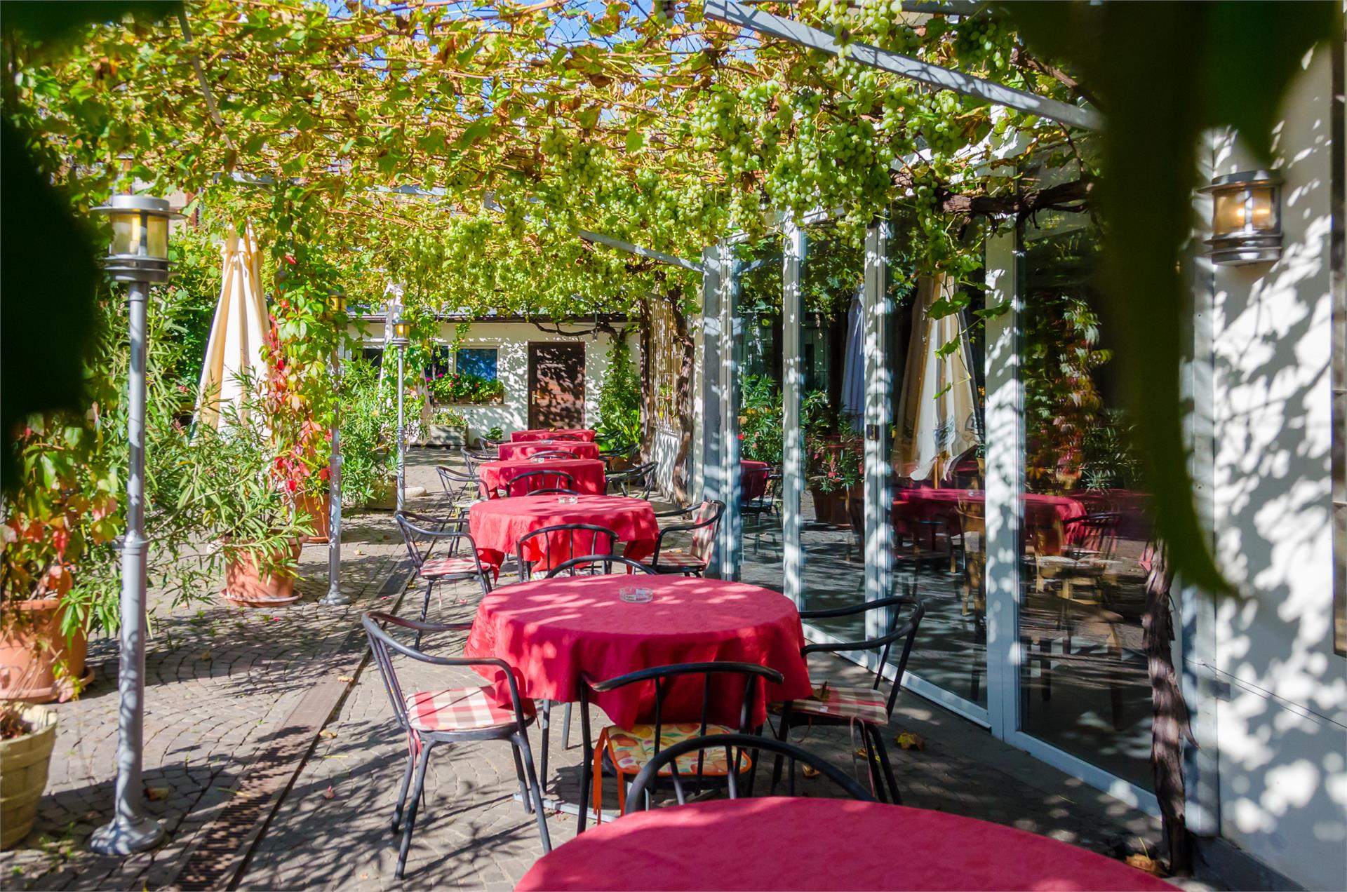 Gasthof-Pizzeria Zum Guten Tropfen Eppan an der Weinstraße 12 suedtirol.info