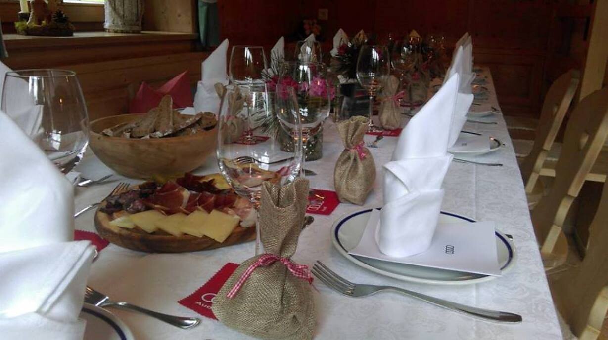 Please to the table