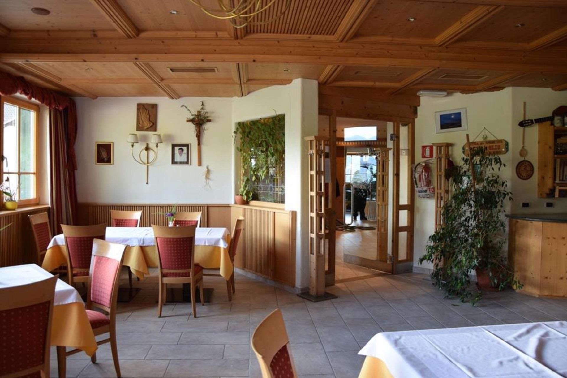Gasthaus Weisses Kreuz Klausen 9 suedtirol.info