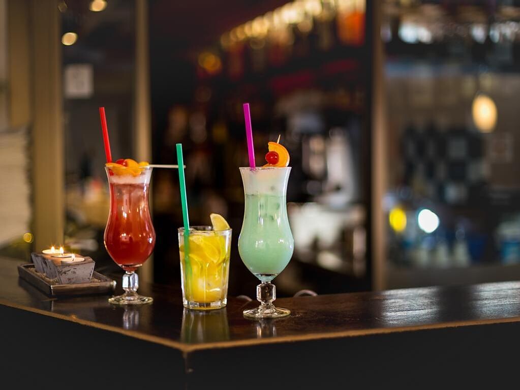 Cocktails genießen in der Kellerbar