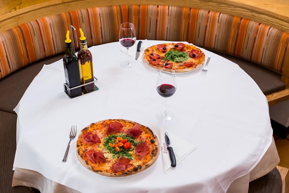 Pizza und ein Glas für das Dinner zu zweit