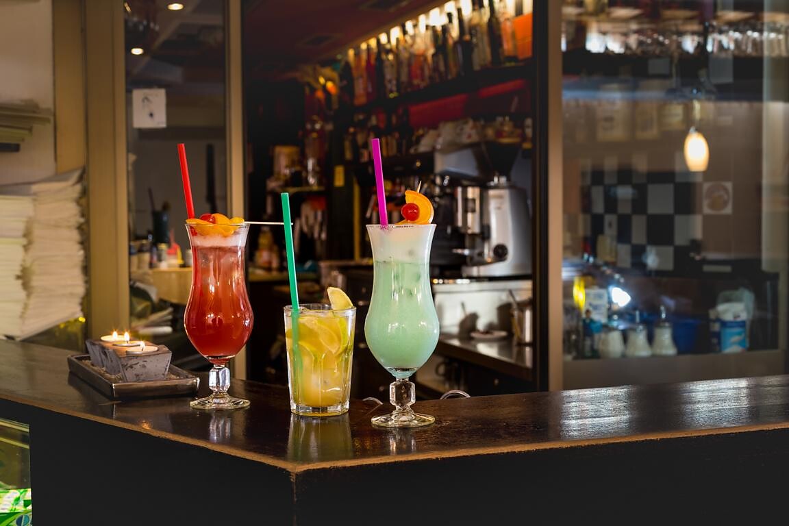 Cocktails genießen in der Kellerbar