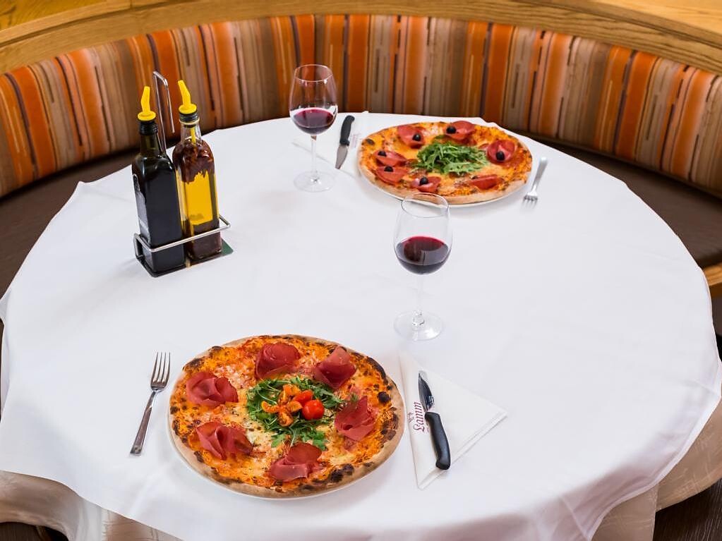 Pizza und ein Glas für das Dinner zu zweit