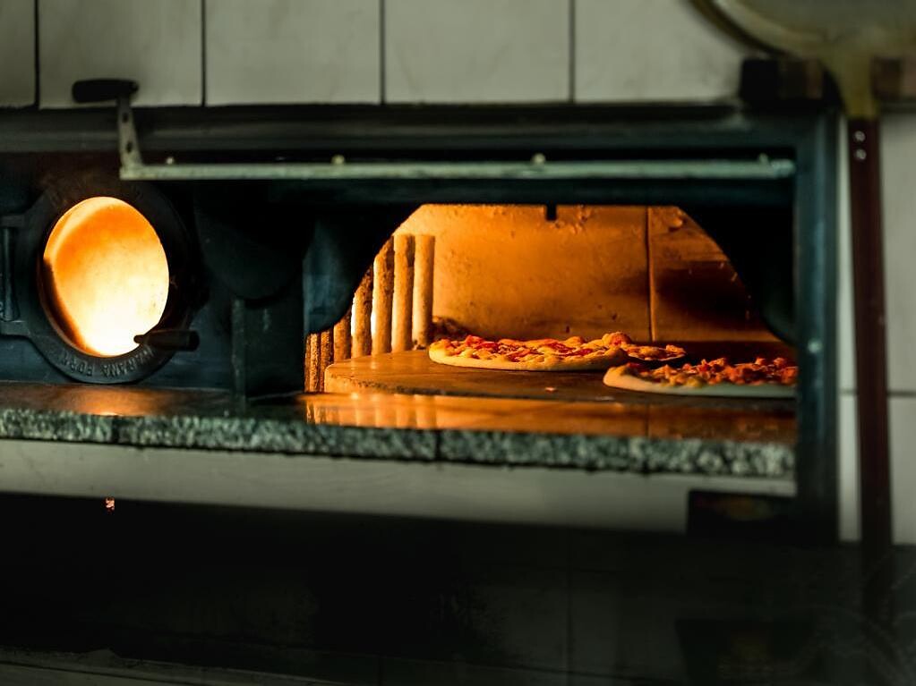Pizza aus dem Holzofen im Hotel
