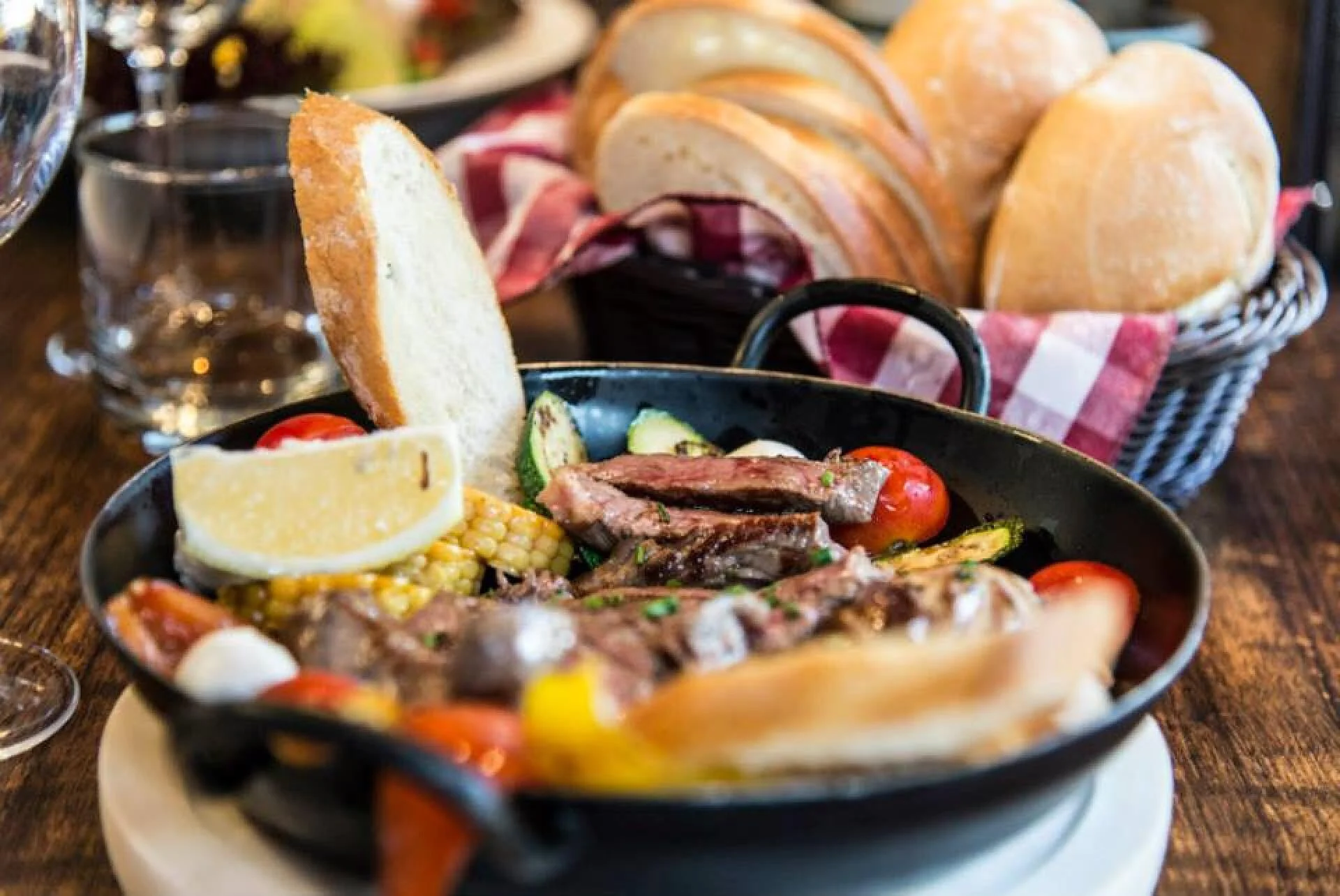 Imbiss Pizzeria Restaurant Kampill, Piani di Bolzano/Bozner Boden - Reserve  your seat now | South Tyrol, image size:1920x1284