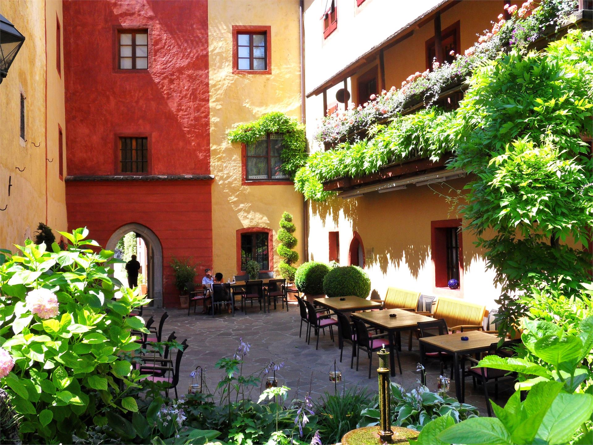 Punto di Ristoro Tiefenbrunner-Schlosskellerei Turmhof Cortaccia sulla Strada del Vino 1 suedtirol.info