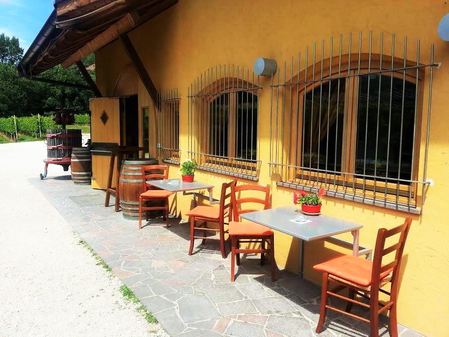 Chiosco dell'azienda agricola Soini Quinto & figli Bronzolo 3 suedtirol.info