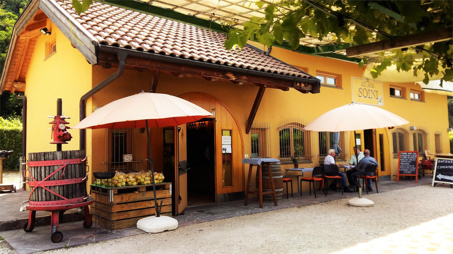 Chiosco dell'azienda agricola Soini Quinto & figli Bronzolo 2 suedtirol.info