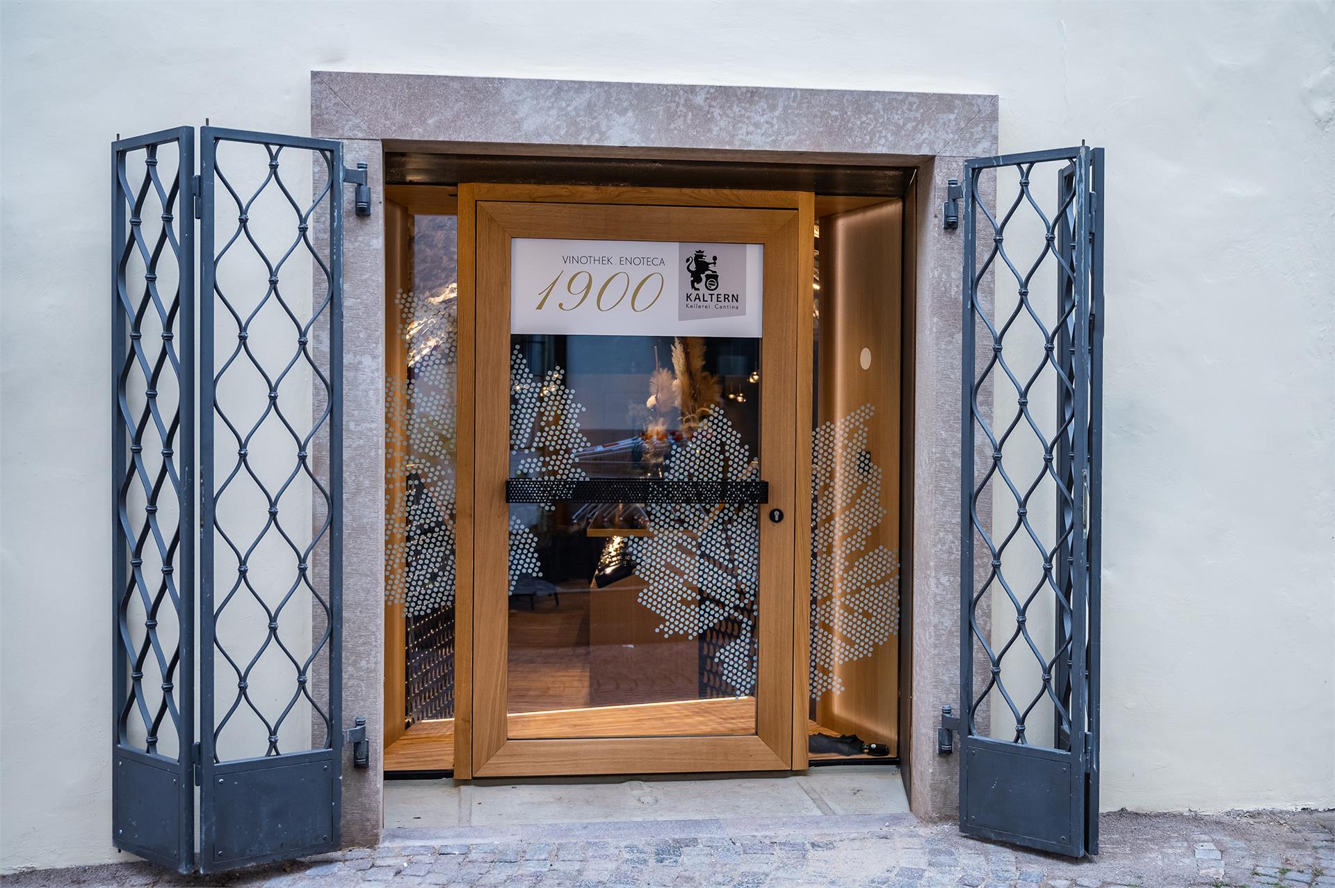 Cantina Kaltern - Vinothek 1900 Kaltern an der Weinstraße/Caldaro sulla Strada del Vino 5 suedtirol.info