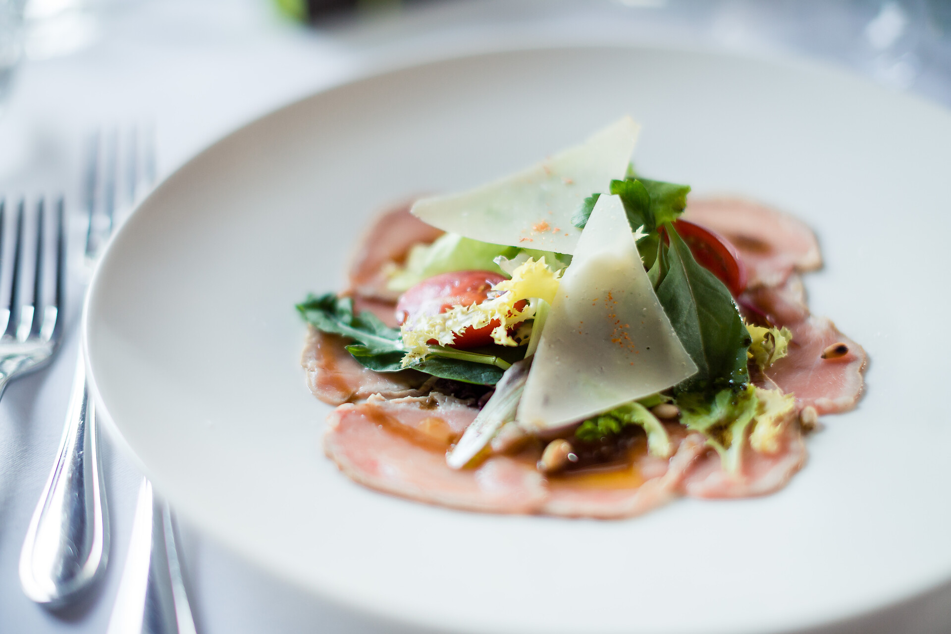 Kalbscarpaccio mit Rucola und Pinienkernen