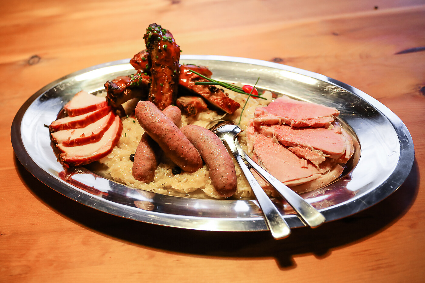 Schlachtplatte mit Kraut