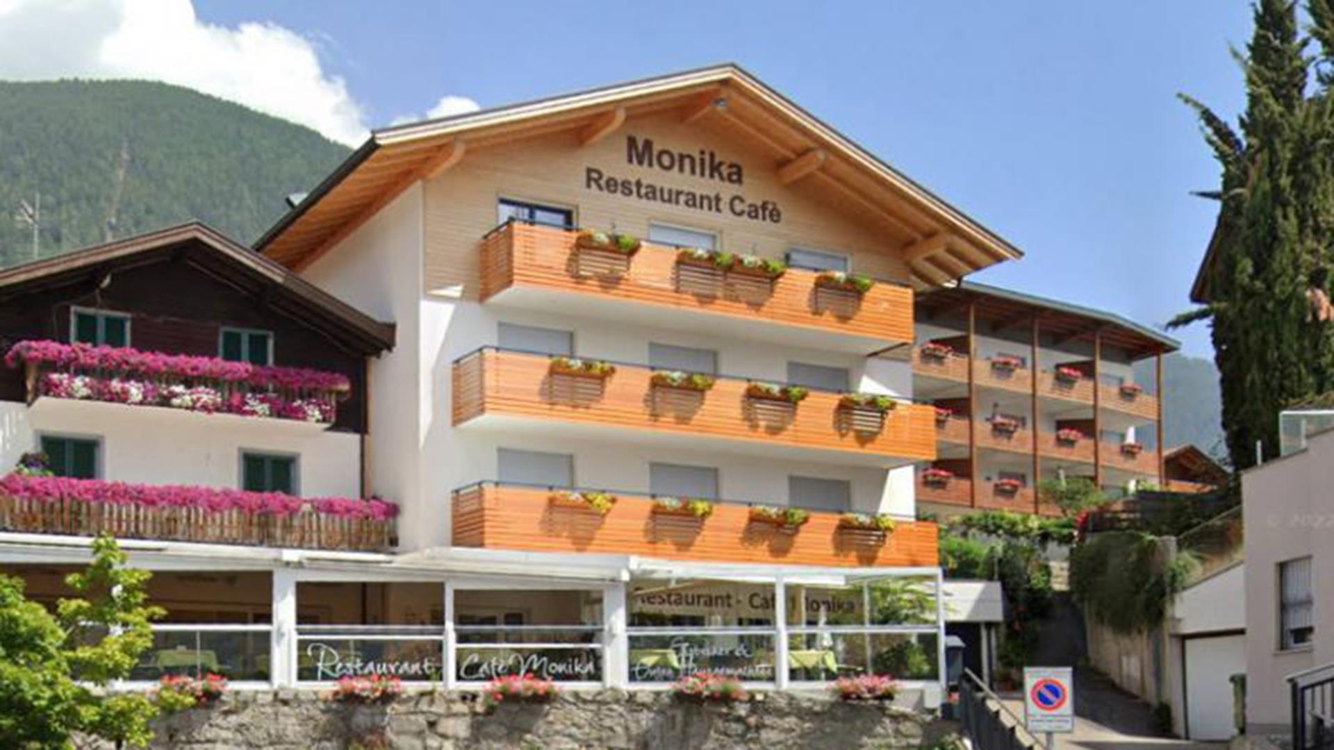 Monika - Restaurant Café Schenna/Scena 1 suedtirol.info
