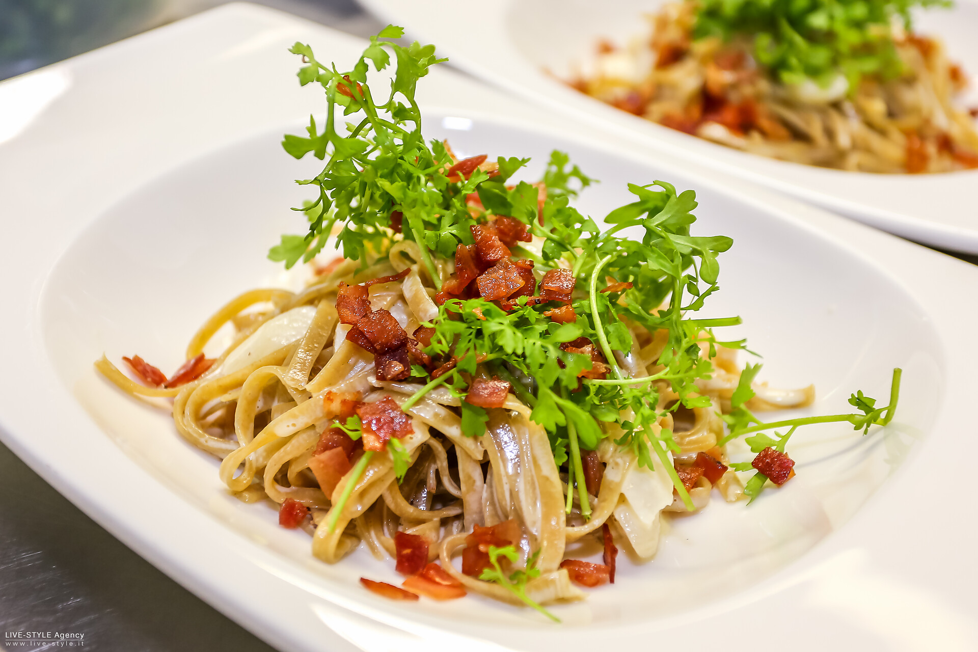 Tagliatelle al pane croccante, asparagi, speck