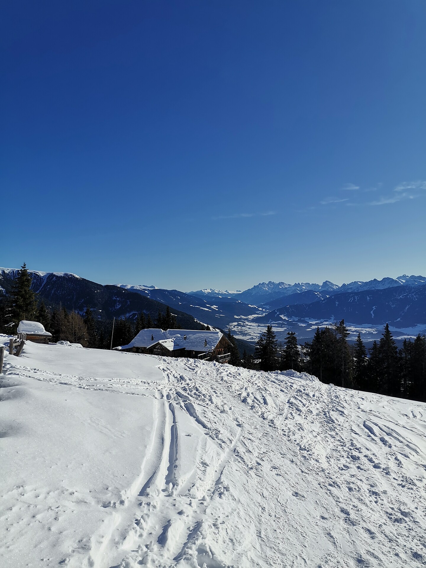 Pertinger Alm Hut in winter