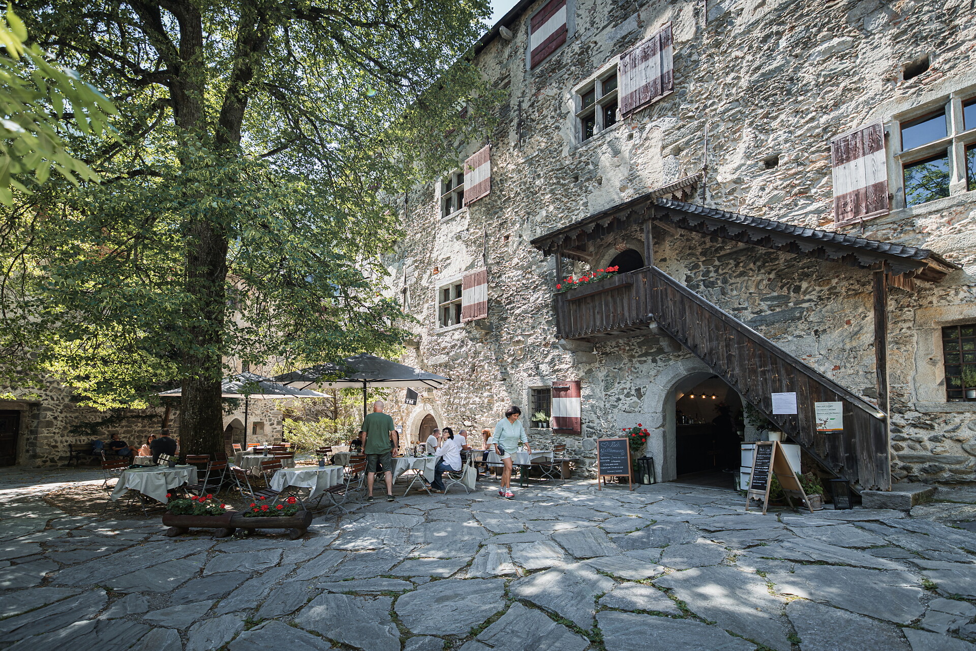 Knights' Tavern by Tina Marcelli - Ahrntal/Valle Aurina - #5 - suedtirol.info