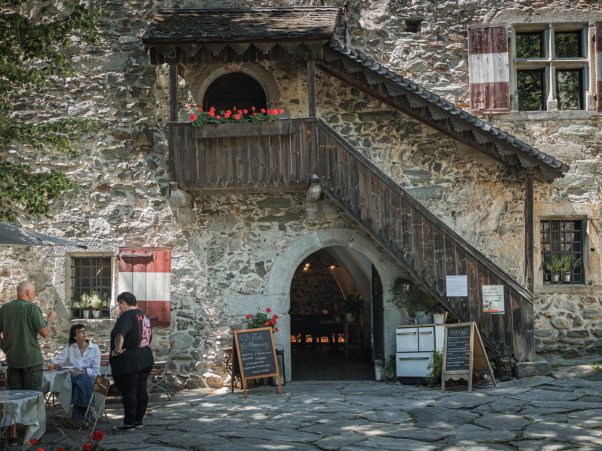 Knights' Tavern by Tina Marcelli - Ahrntal/Valle Aurina - #1 - suedtirol.info
