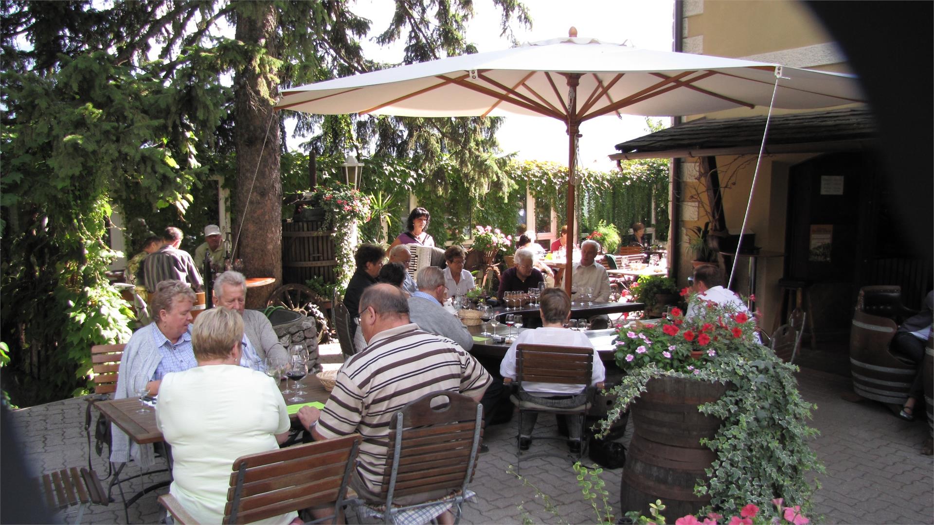 Ristorante G'würzerkeller Termeno sulla Strada del Vino 2 suedtirol.info
