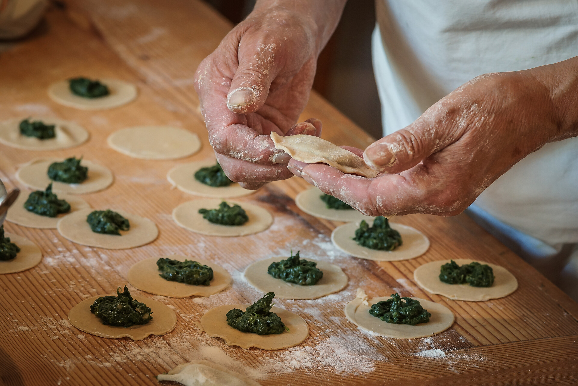 Preparare le mezze lune di spinaci
