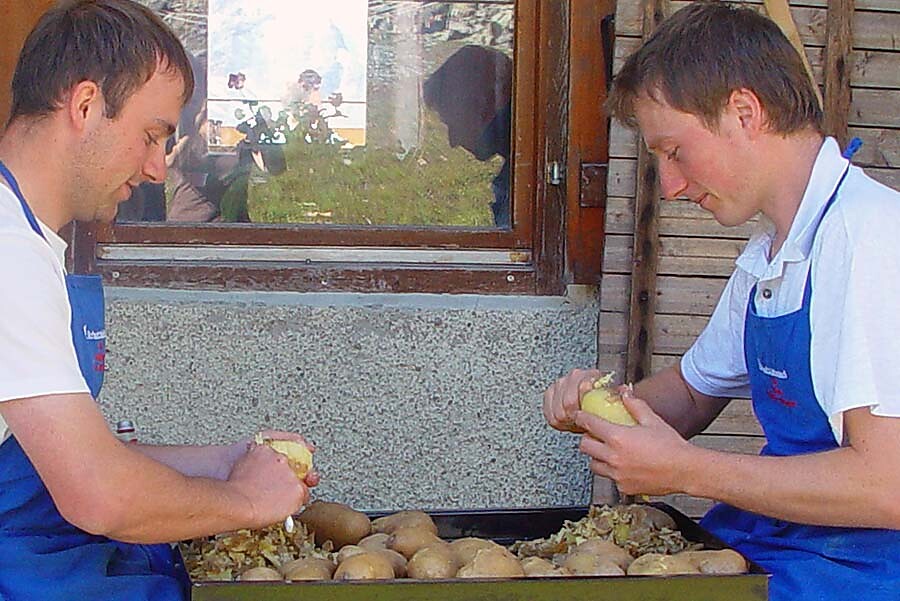Fleißig beim Kartoffelschälen