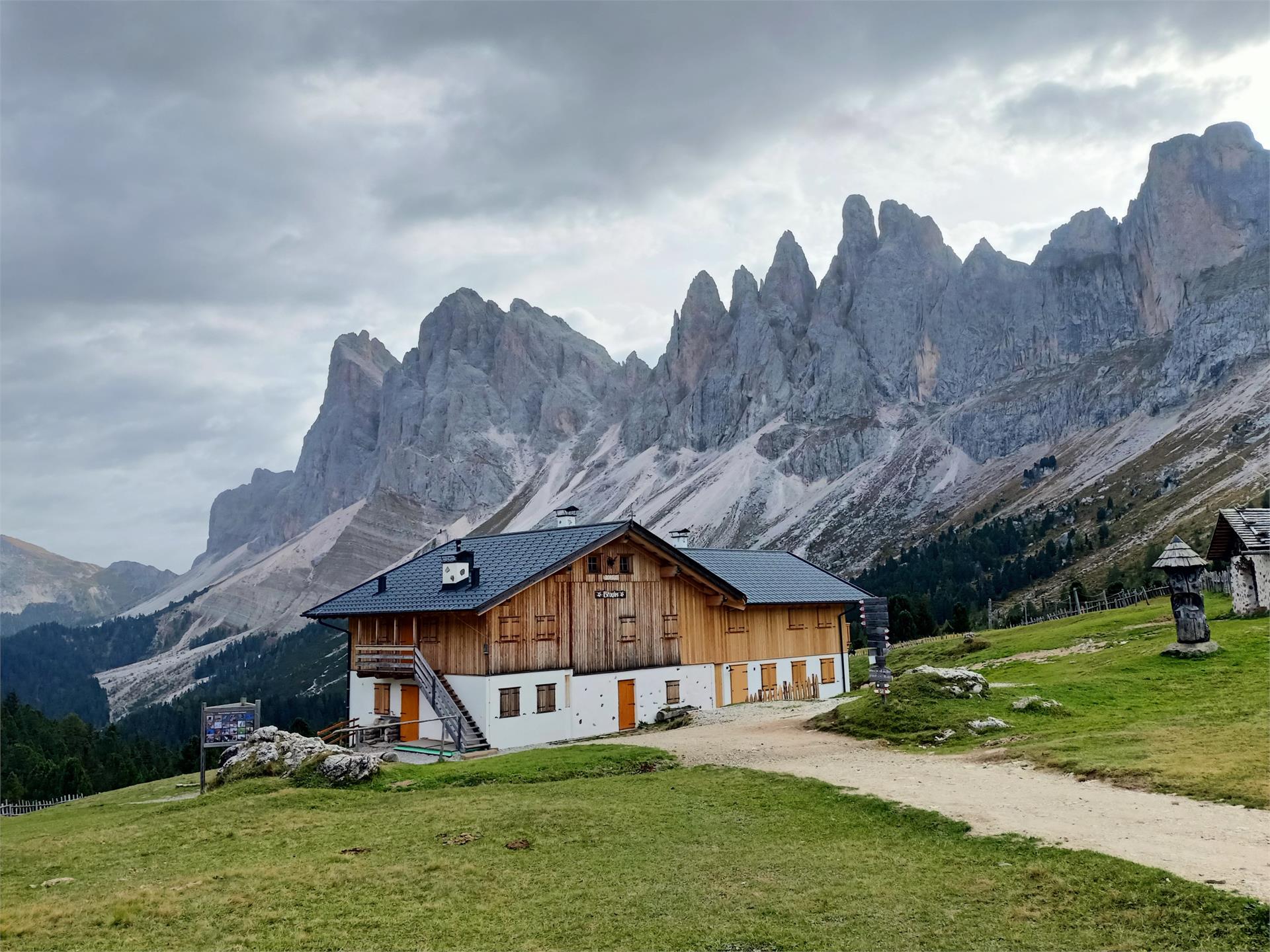 Schutzhaus Brogles-Alm Villnöss 1 suedtirol.info