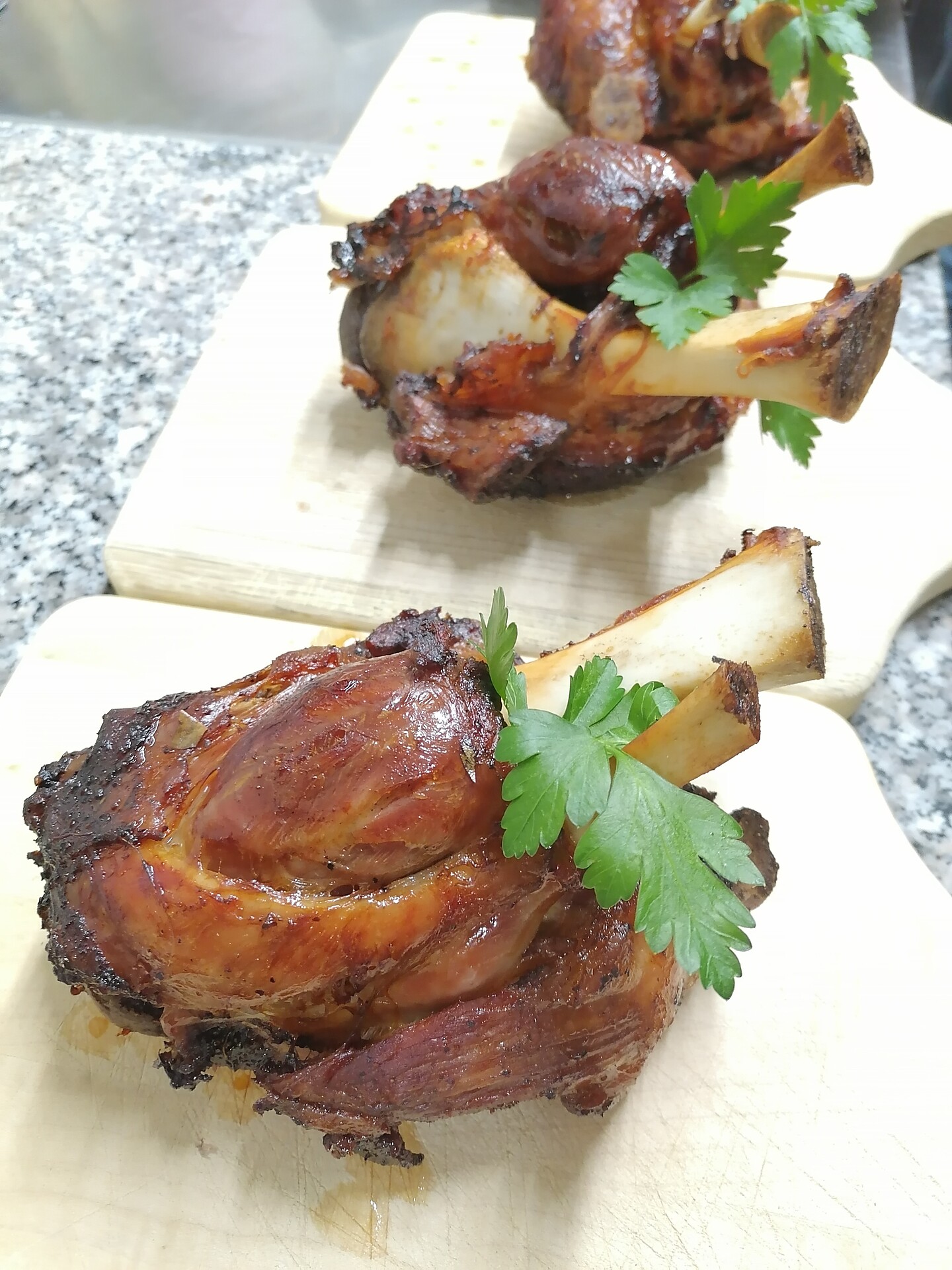 Schweinshaxen vom hofeigenen Schwein