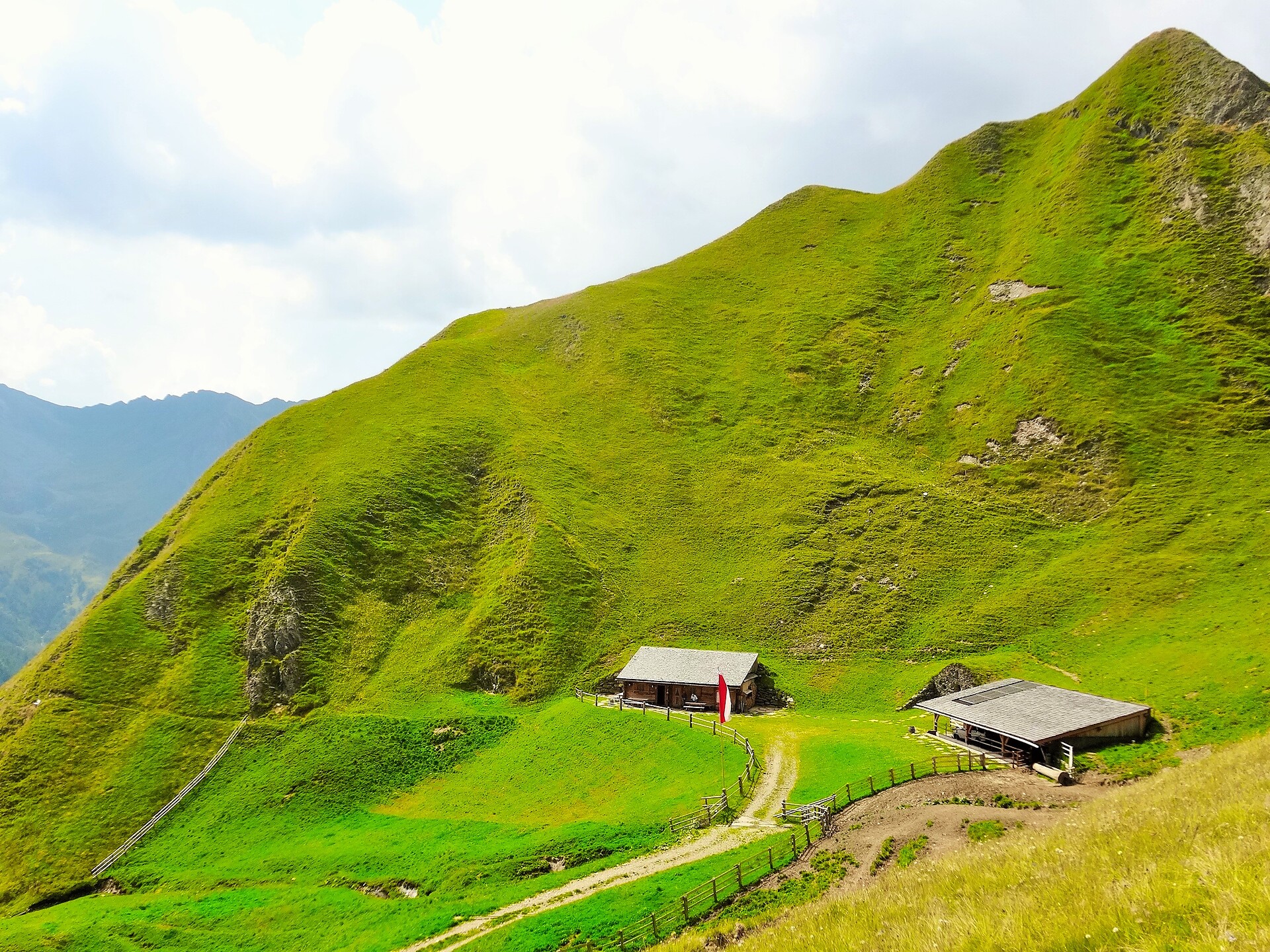 Hut Tschiffernaun Alm